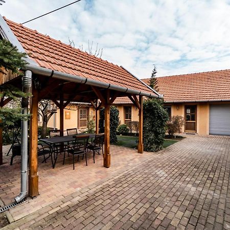 Estike Apartman Gyula Zewnętrze zdjęcie